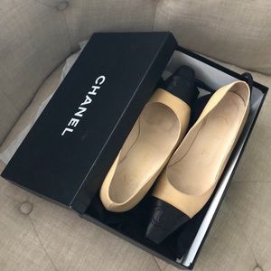 Vintage Chanel classic nude & black heels
